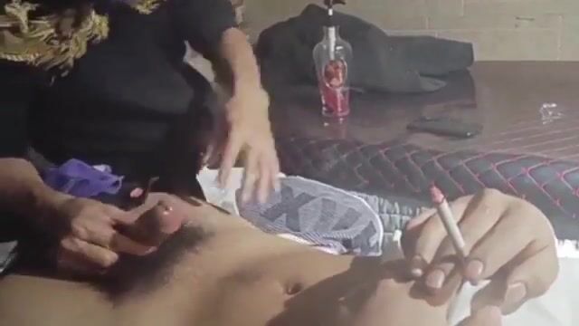 (真實美發店勾引) 街邊理發店色情服務前列腺按摩各種搭訕暗示_成功勾引玩射小哥