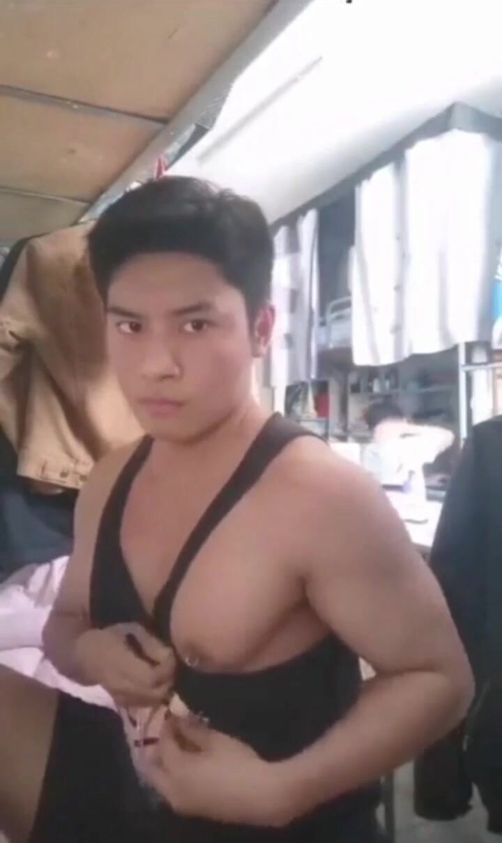 (寢室暴露) (推薦) 大學生壯牛寢室淡定飛機_室友對話中激射噴精