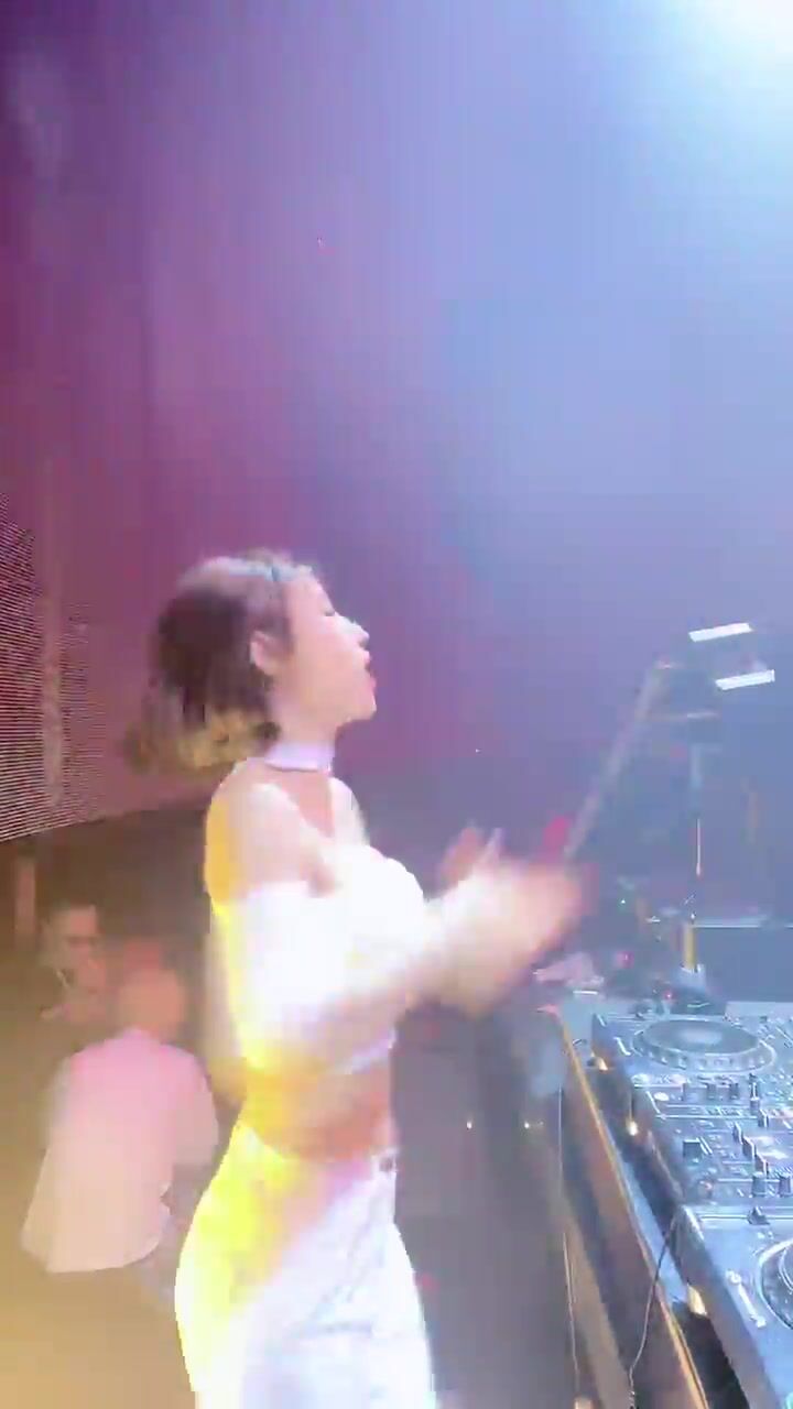 【極品稀缺大開眼界】各路夜店酒吧騷妹DJ+MC+氣氛組 夜場騷女實錄搖擺 近距離各種抖奶抖胸放騷 喊麥 第一彈 (6)