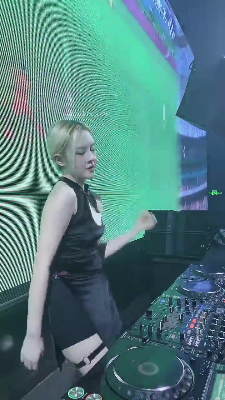 【極品稀缺大開眼界】各路夜店酒吧騷妹DJ+MC+氣氛組 夜場騷女實錄搖擺 近距離各種抖奶抖胸放騷 喊麥 第一彈 (5)