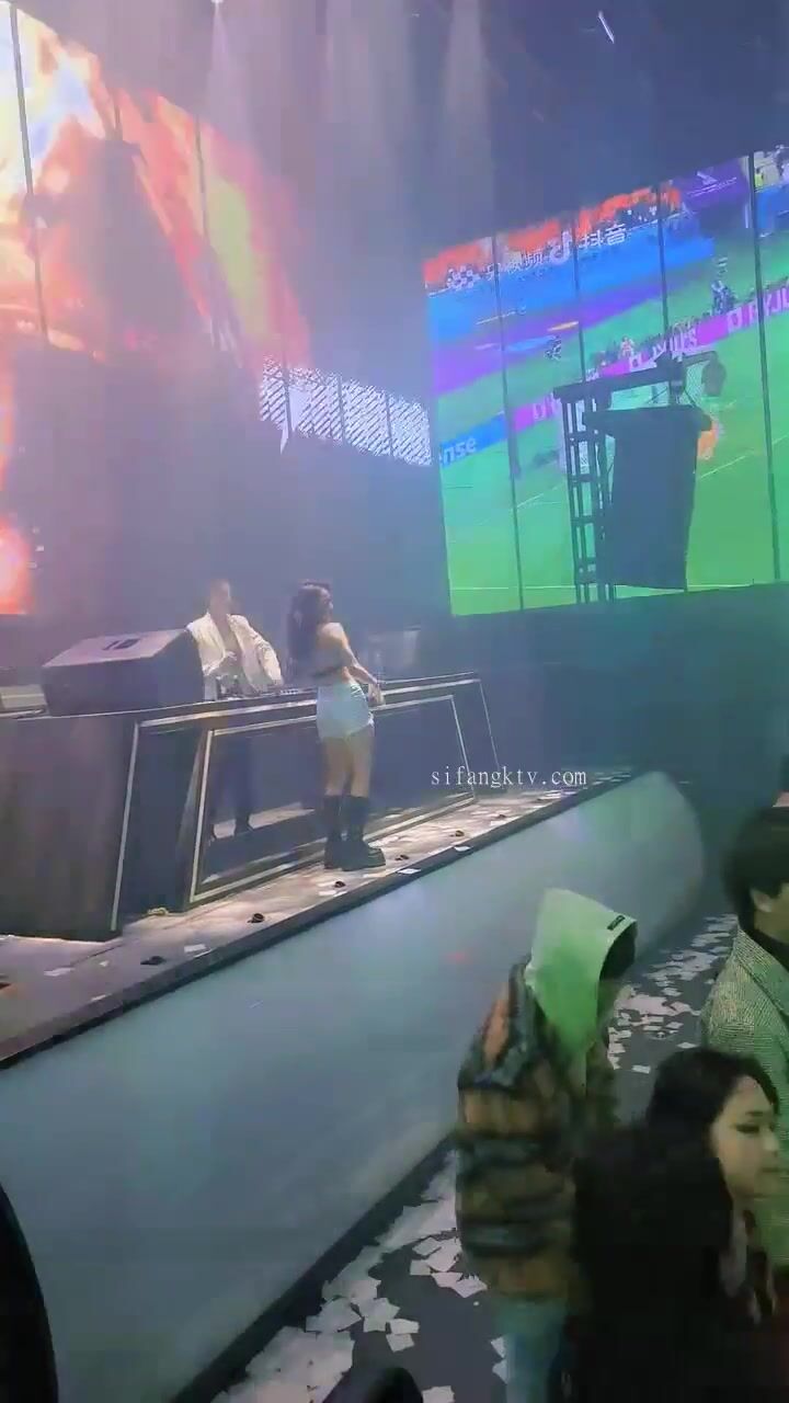 【極品稀缺大開眼界】各路夜店酒吧騷妹DJ+MC+氣氛組 夜場騷女實錄搖擺 近距離各種抖奶抖胸放騷 喊麥 第二彈 (3)