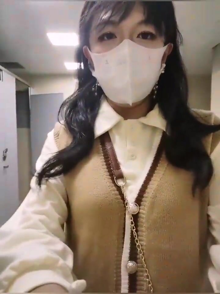 CD小允 - 下面被豐胯褲包得緊緊的，漲得不行，在商場里每時每刻都想發情，女廁里有人也要進去發騷