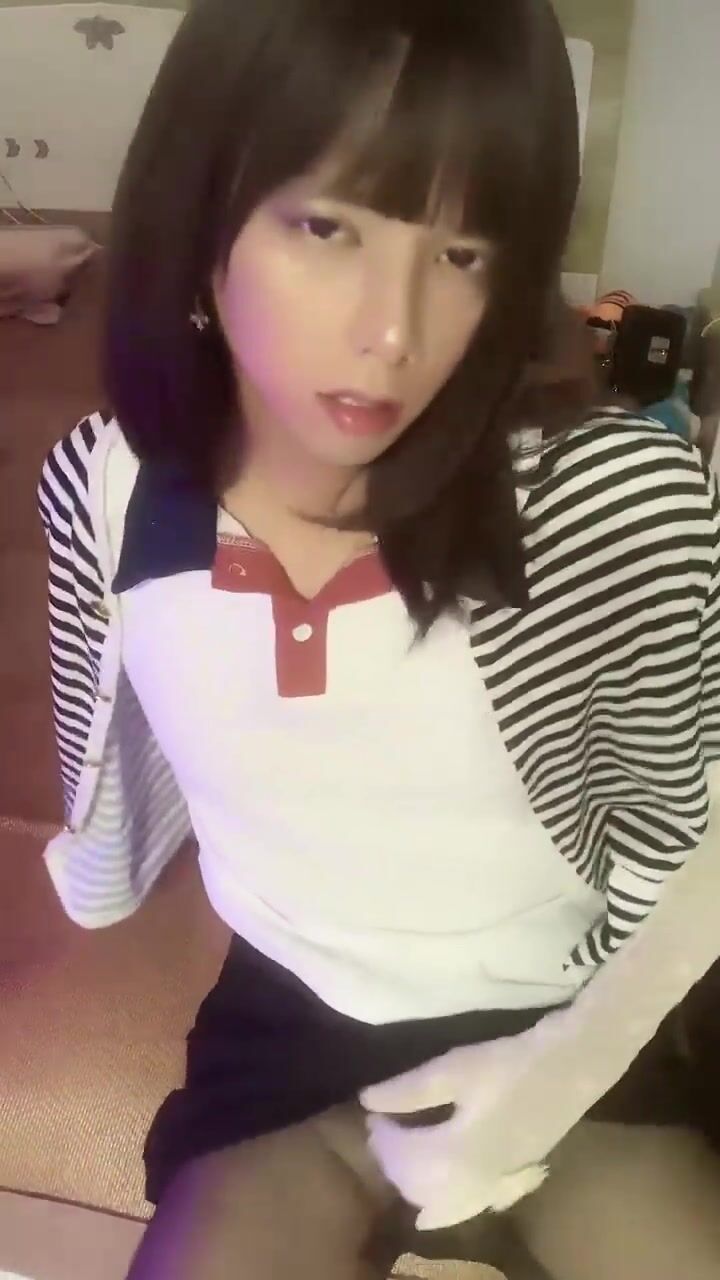 Mrs.大漂亮-老公幫幫我，我現在好難受。漂亮女秘書，穿這衣裳好誘惑，看下就硬了！