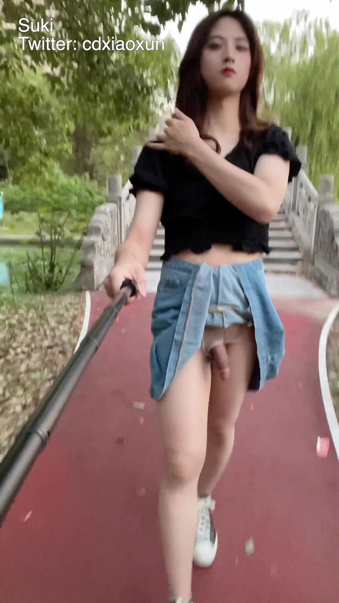 人妖圈內網紅· CD小薰 ·藝術引領生活，橋上、湖邊，樹下，膝下有黃金 自慰噴射！