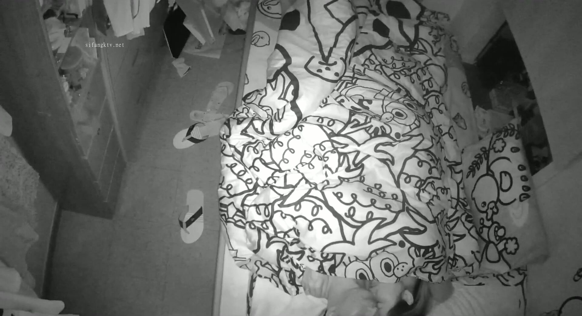 私房新流出黑客破解家庭網路攝像頭偷拍質量顏值都不錯的夫妻做愛日常性生活 (4)