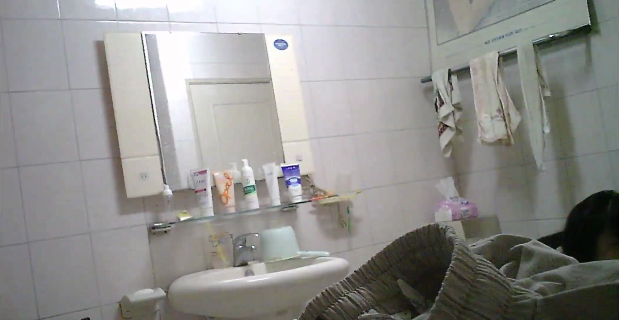 精品偷拍坑閨蜜系列合租房浴室偷拍漂亮女室友洗澡最理想的臀形上廁所的表情很銷魂