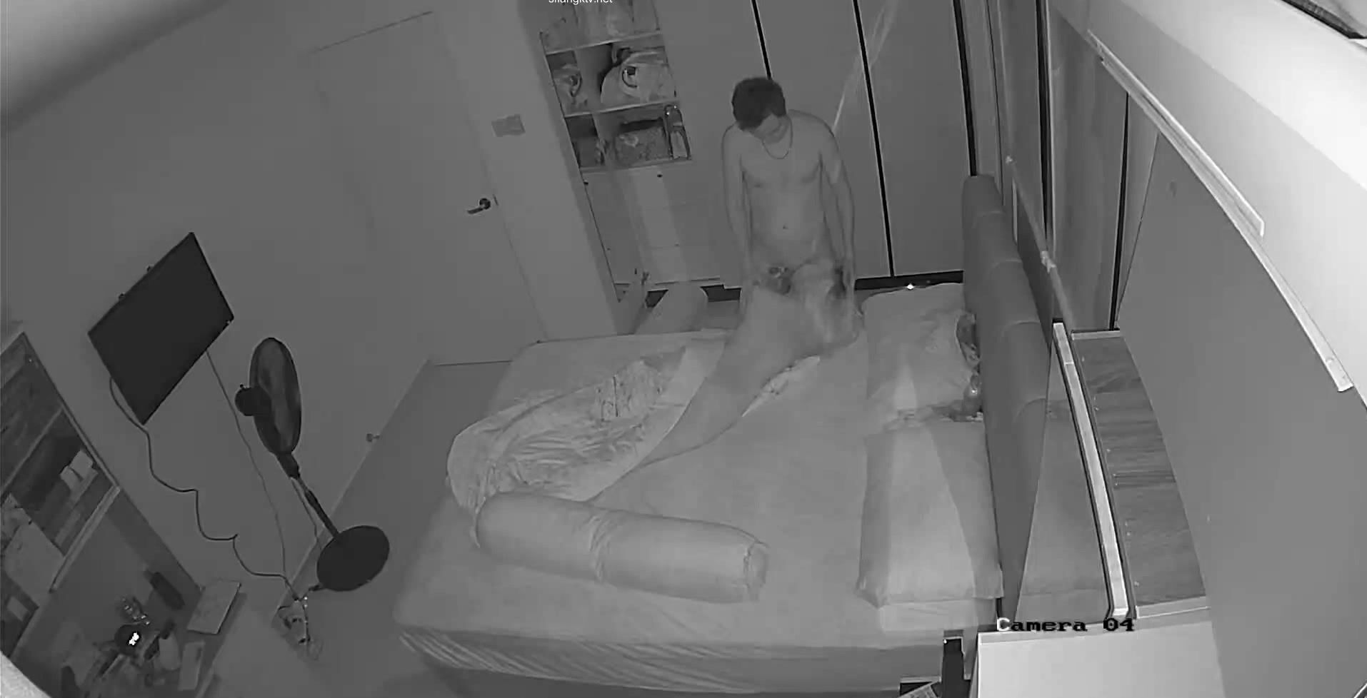 黑客破解家庭網路攝像頭偷拍欲求不滿 的大奶少婦和老公的日常性愛